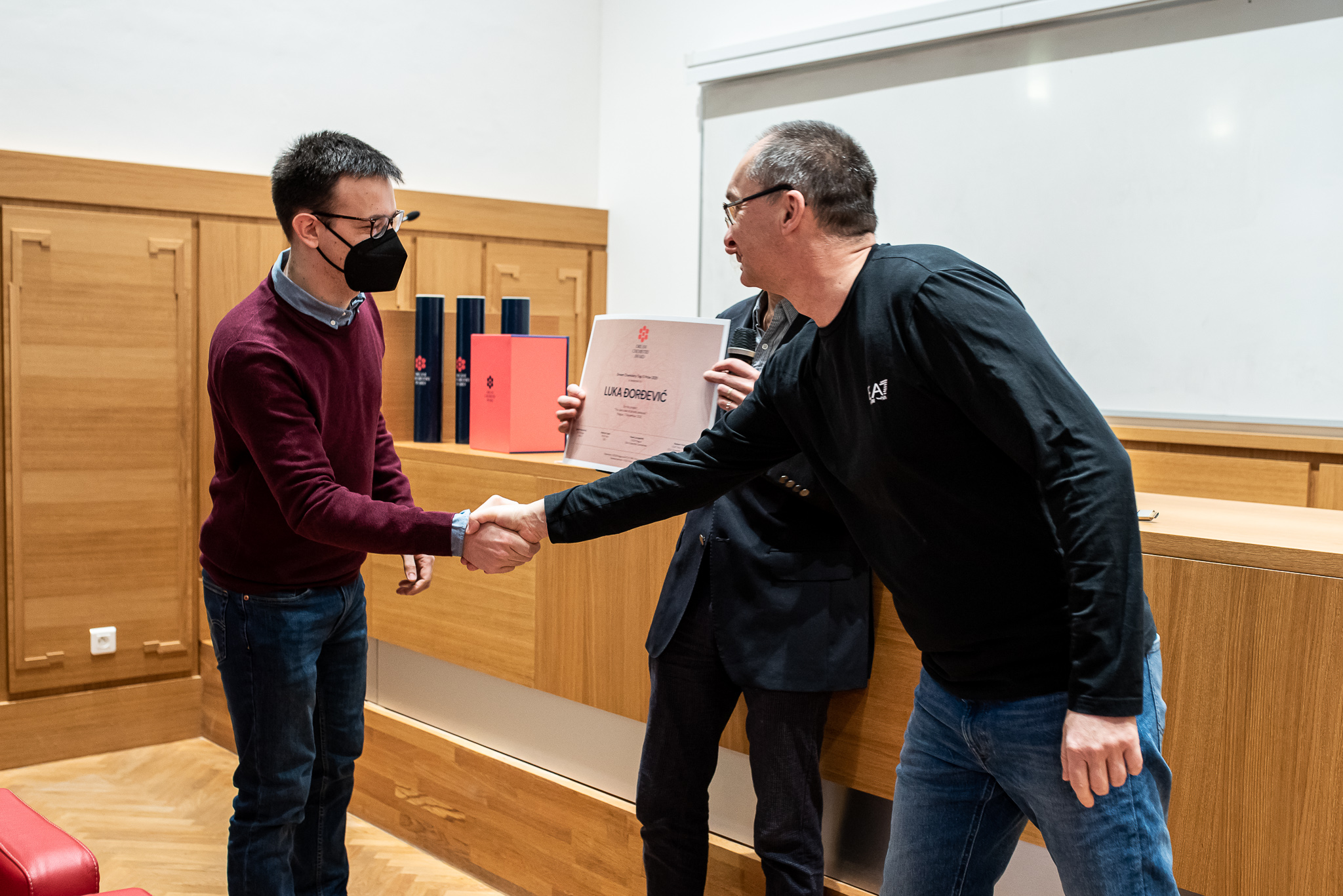 TOP 5 Prize for Luka Đorđević of the Northwestern University (USA) for his project entitled The Dark Side of Photocatalysis. (Photo: Tomáš Belloň / IOCB Prague)