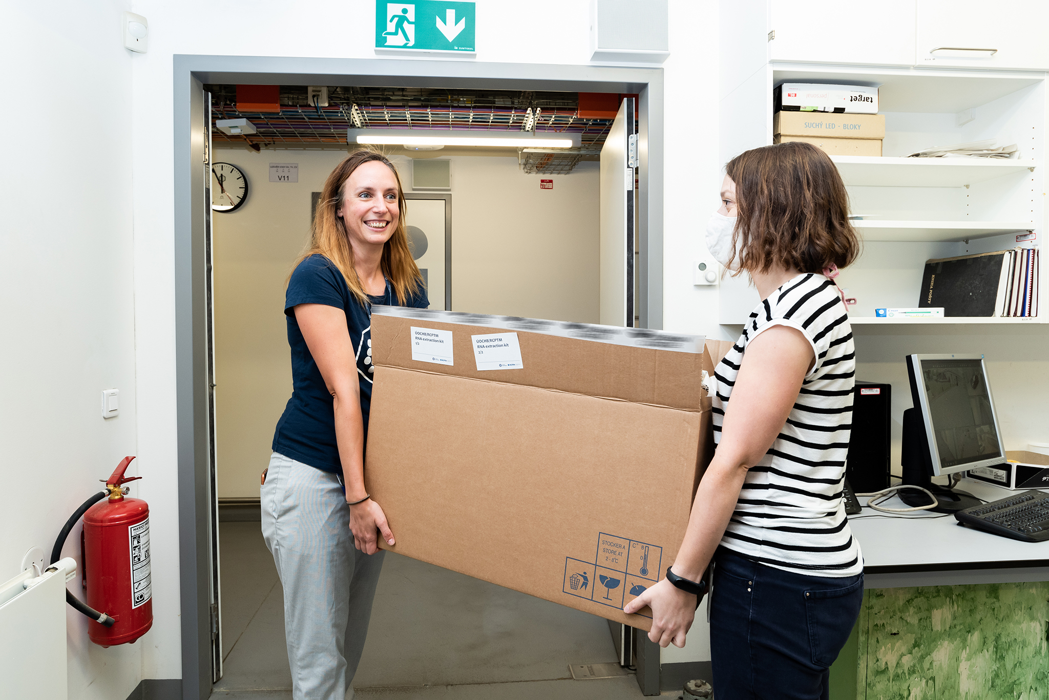 IOCB Tech donated kits for 10,000 isolations of viral RNA for COVID-19 testing to PHI Ostrava. Photo: Tomáš Belloň / IOCB Prague