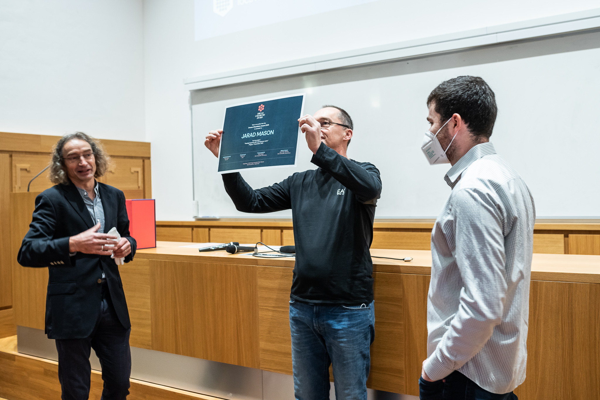 The 2021 Dream Chemistry Award goes to Jarad Mason of Harvard University for his project on treating hypoxia with microporous water (Photo: Tomáš Belloň / IOCB Prague)