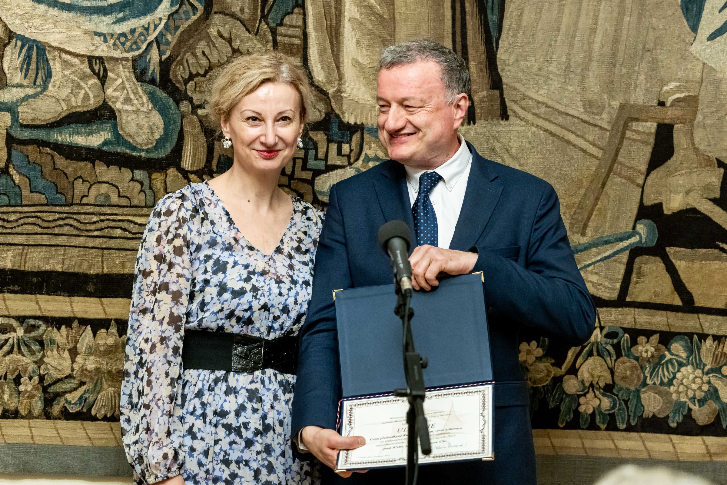 Cenu předsedkyně RVVI za popularizaci vědy obdržel letos ředitel ÚOCHB Jan Konvalinka
