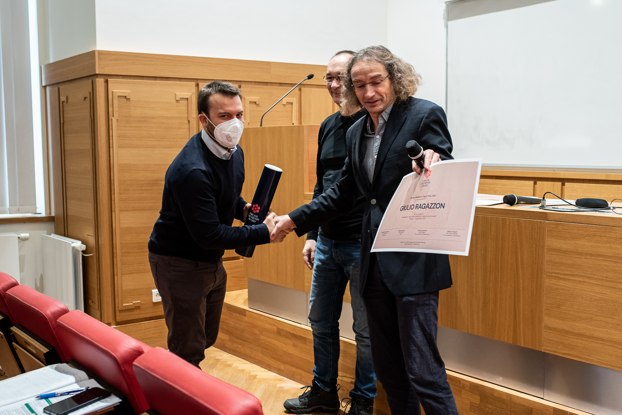 TOP 5 Prize for Giulio Ragazzon of the Institut de Science et d'Ingénierie Supramoléculaires, University of Strasbourg (France), for his project entitled Endergonic Reactions Enabled by Catalytic Processes. (Photo: Tomáš Belloň / IOCB Prague)