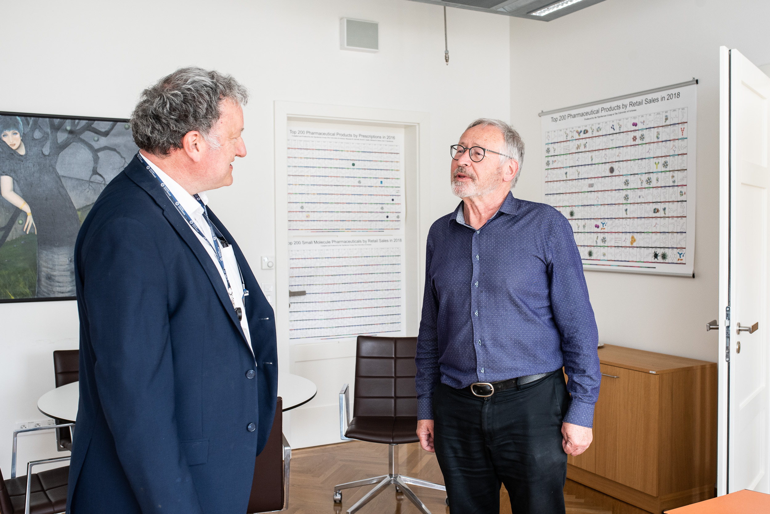 Jan Konvalinka was introduced to his new office by his predecessor Zdeněk Hostomský (Photo: Tomáš Belloň / IOCB Prague)