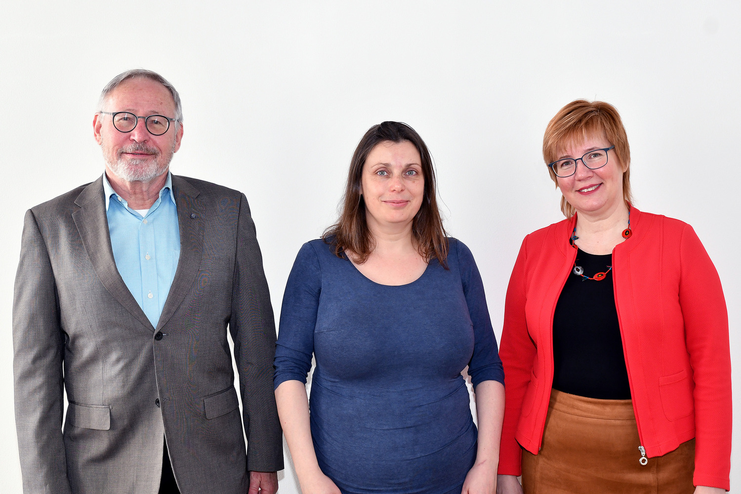 Zleva: Dr. Zdeněk Hostomský (ředitel ÚOCHB), Prof. Angela Russell, Dr. Irena G. Stará (organizátorka Zvaných přednášek ÚOCHB). Praha, 15. března 2022