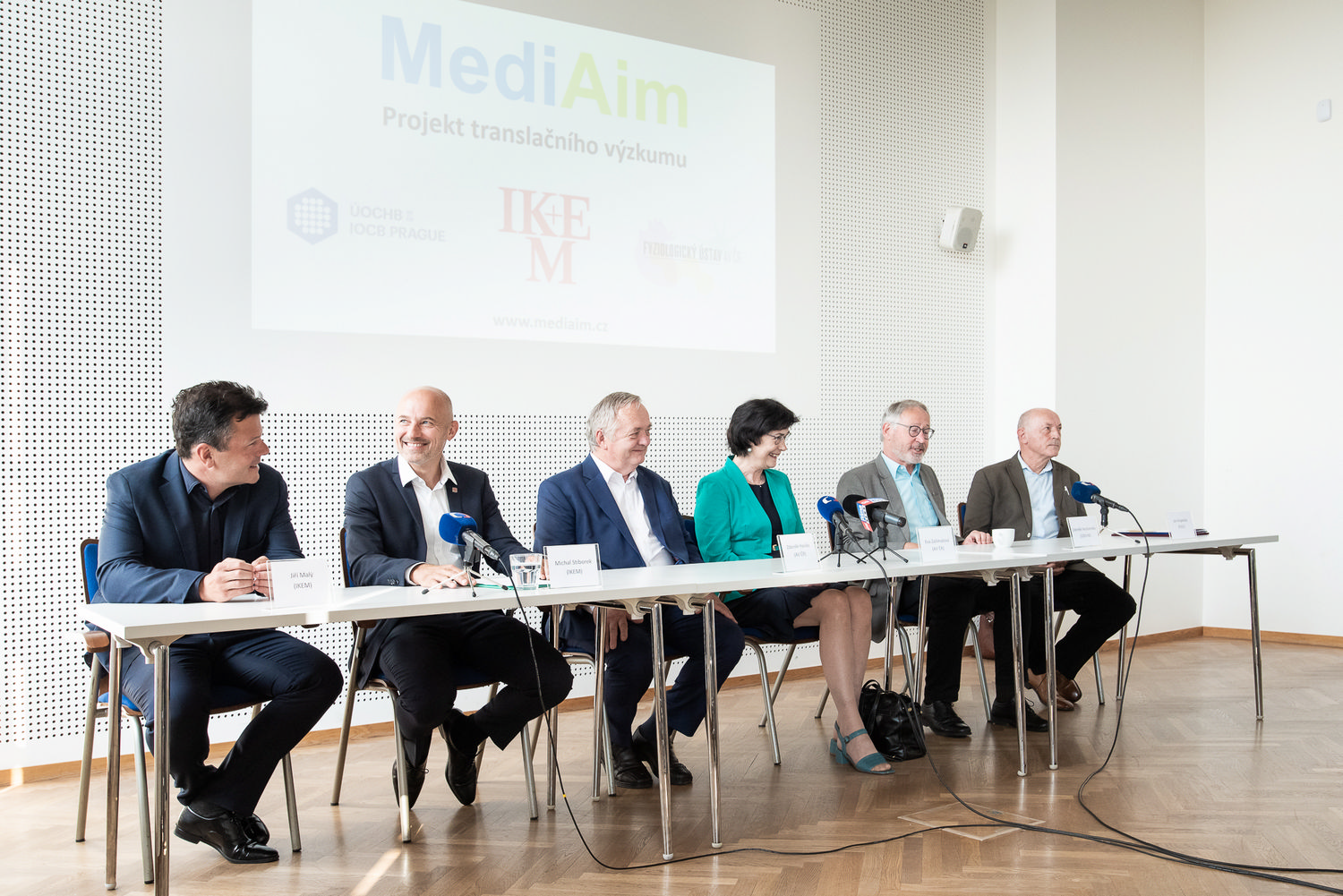 Press conference on the establishment of the MediAim consortium. From left: Jiří Malý (IKEM, Deputy director), Michal Stiborek (IKEM, Director), Zdeněk Havlas (Czech Academy of Sciences, Vice-Chairman), Eva Zažímalová (Czech Academy of Sciences, Chairwoman), Zdeněk Hostomský (IOCB Prague, Director), and Jan Kopecký (IPHYS, Director). Photo: Tomáš Belloň / IOCB Prague