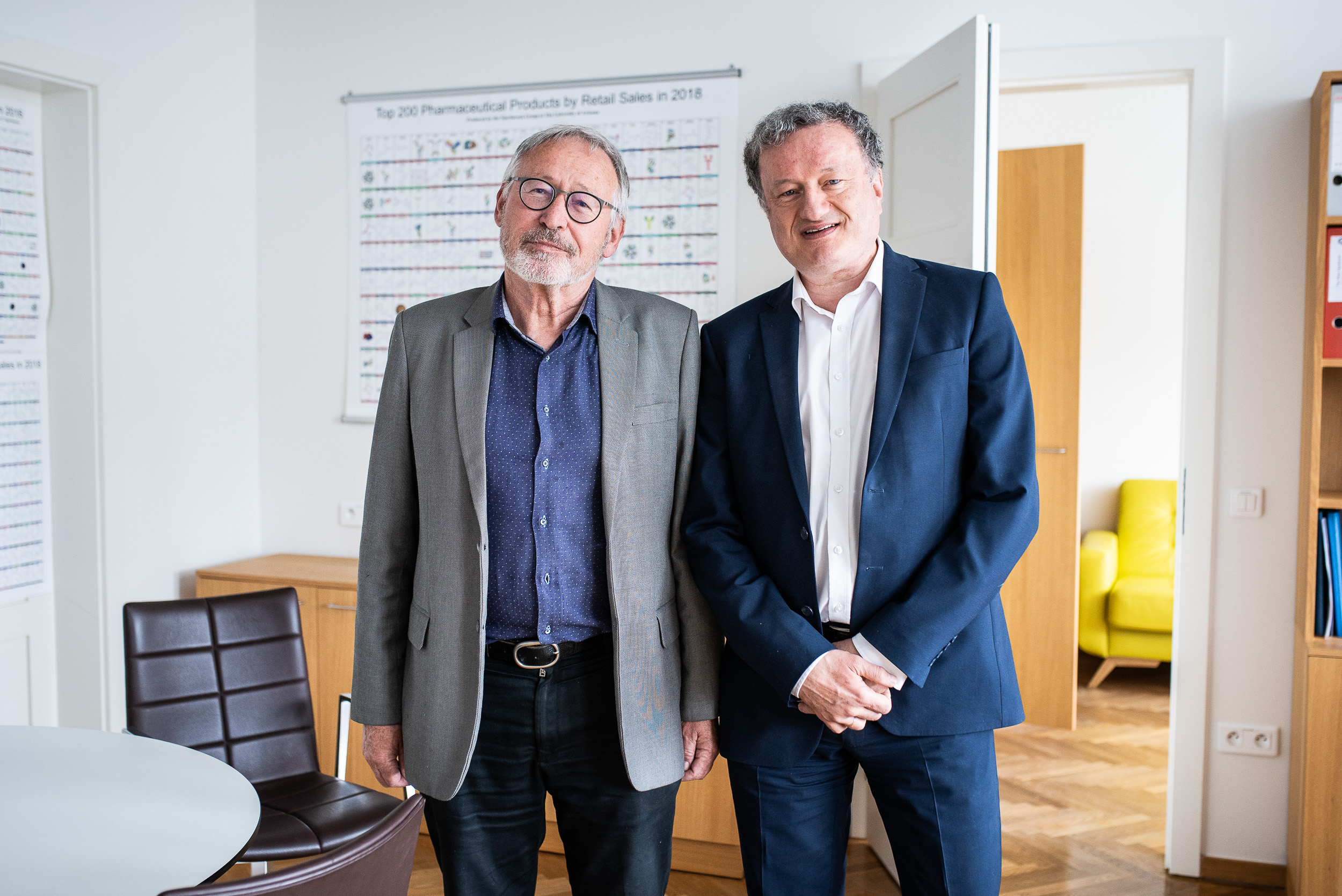 Jan Konvalinka was introduced to his new office by his predecessor Zdeněk Hostomský (Photo: Tomáš Belloň / IOCB Prague)