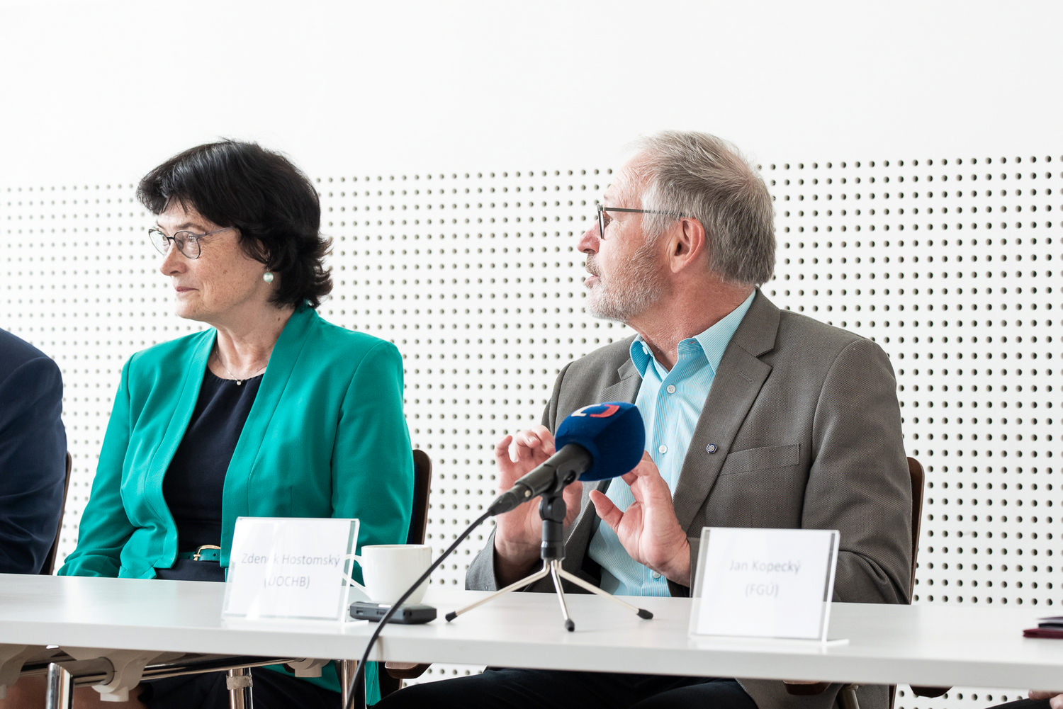 Eva Zažímalová (předsedkyně AV ČR) a Zdeněk Hostomský (ředitel ÚOCHB). Foto: Tomáš Belloň / ÚOCHB