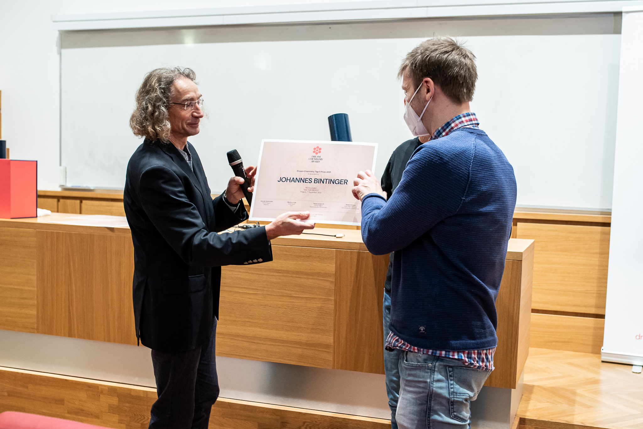 
TOP 5 Prize for Johannes Bintinger of Linköping University (Sweden) for his project entitled Star Trek SWITCH. (Photo: Tomáš Belloň / IOCB Prague)