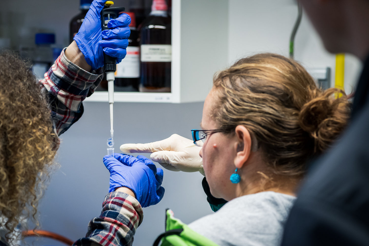 Exkurze do laboratoří pro zrakově, sluchově či pohybově znevýhodněné studenty (Týden vědy a techniky)