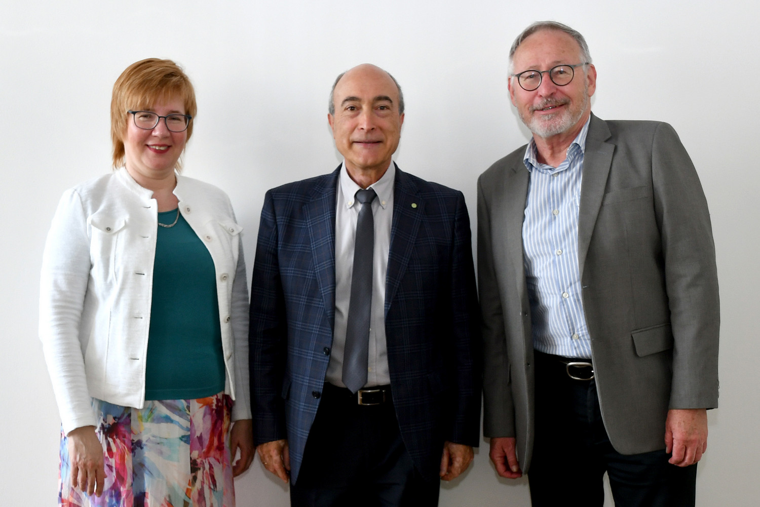 From the left: Dr. Irena Stará, IOCB Invited Lectures Series organizer; Prof. Nazario Martín; Dr. Zdeněk Hostomský, IOCB Prague director. Photo: Michal Hoskovec / IOCB Prague