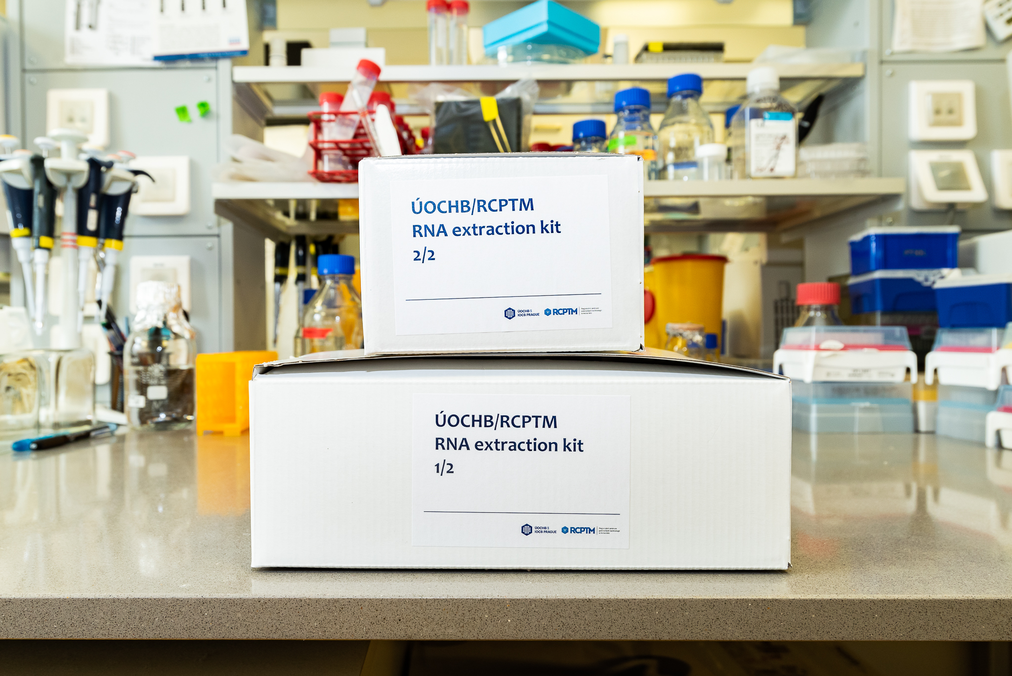 IOCB Tech donated kits for 10,000 isolations of viral RNA for COVID-19 testing to PHI Ostrava. Photo: Tomáš Belloň / IOCB Prague