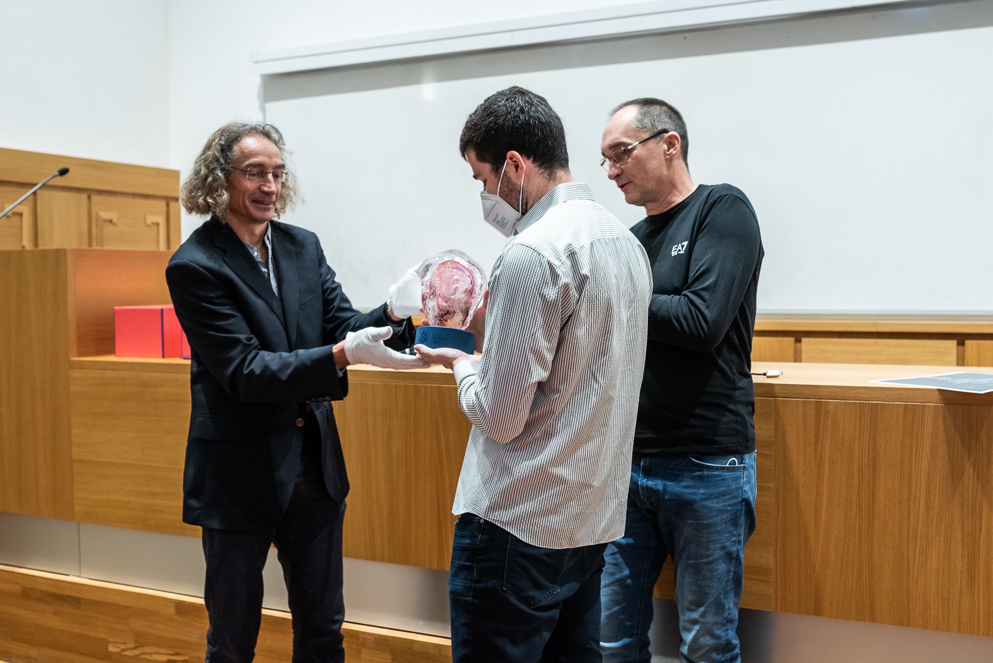 The 2021 Dream Chemistry Award goes to Jarad Mason of Harvard University for his project on treating hypoxia with microporous water (Photo: Tomáš Belloň / IOCB Prague)