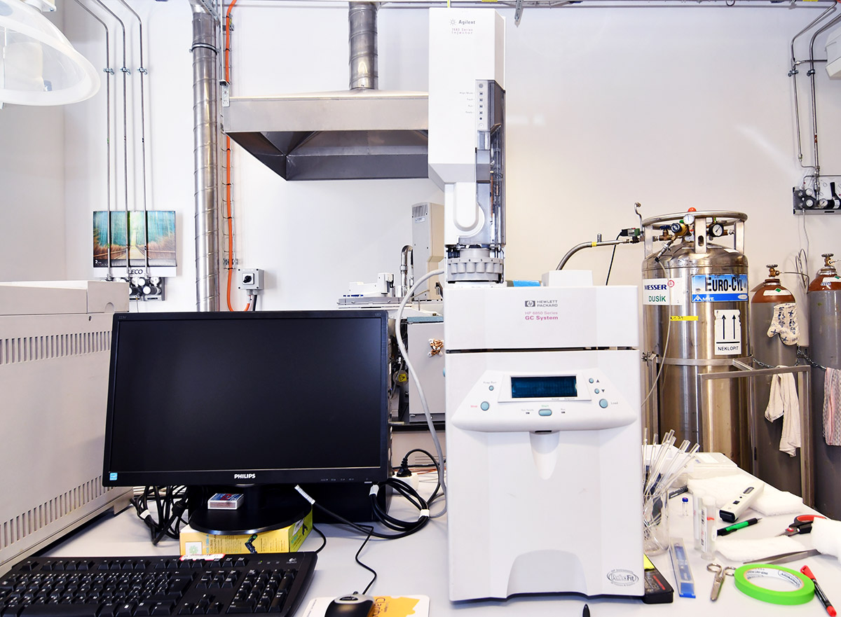 Image of 2 × HP 6850 Gas Chromatograph (Hewlett Packard)