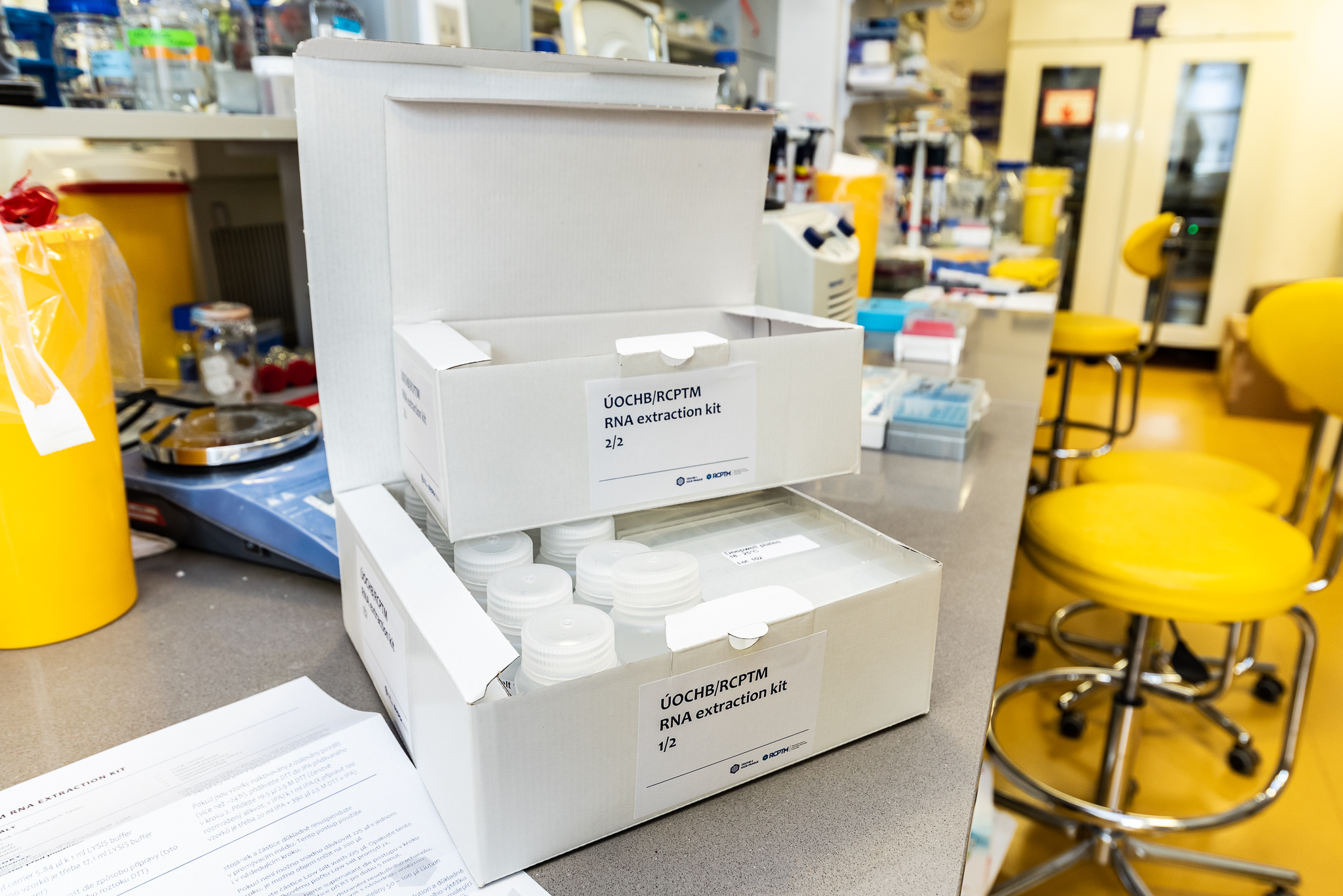 IOCB Tech donated kits for 10,000 isolations of viral RNA for COVID-19 testing to PHI Ostrava. Photo: Tomáš Belloň / IOCB Prague