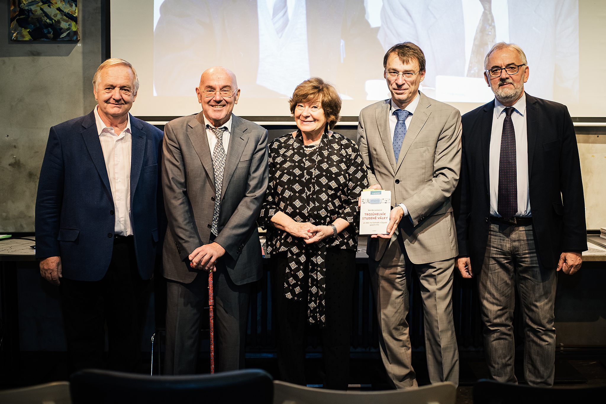 Zleva: bývalý ředitel ÚOCHB Dr. Zdeněk Havlas; Prof. Erik De Clercq; autorka knihy Renilde Loeckx; překladatel Jaroslav Kurfürst; ředitel Biologického centra AV ČR prof. Libor Grubhoffer