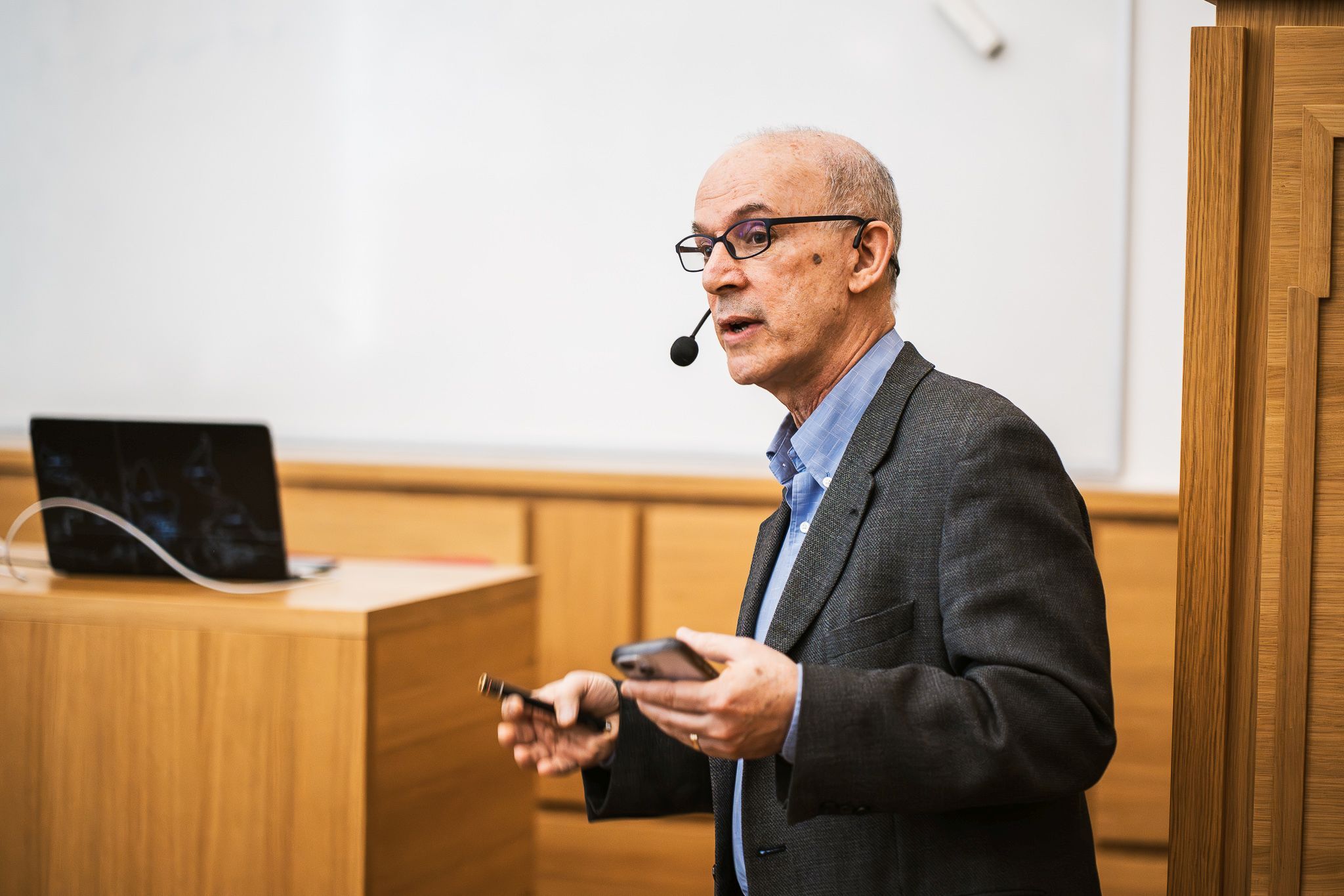 Mezinárodní poradní sbor ÚOCHB se rozrůstá o další výjimečnou postavu, jednoho z průkopníků nobelovské „click chemistry“, prof. M. G. Finna